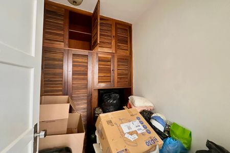 Apartamento à venda com 250m², 3 quartos e 2 vagas Apartamento à venda com 250m², 3 quartos e 2 vagasQuarto de Serviço