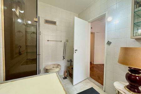 Apartamento à venda com 250m², 3 quartos e 2 vagas Apartamento à venda com 250m², 3 quartos e 2 vagasBanheiro Suite