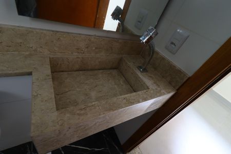 Casa à venda com 139m², 3 quartos e 2 vagasBanheiro da Suíte 1 - Pia