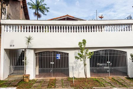 Casa à venda com 294m², 3 quartos e 3 vagas Casa à venda com 294m², 3 quartos e 3 vagasFachada