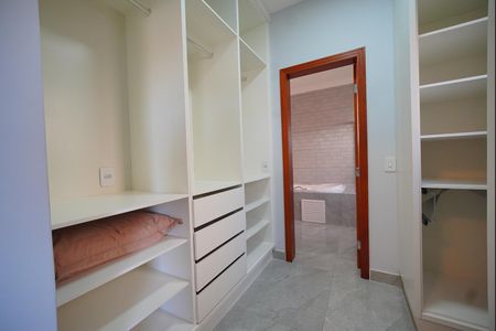 Closet da Suíte 3 de casa de condomínio para alugar com 3 quartos, 270m² em São João do Rio Vermelho, Florianópolis