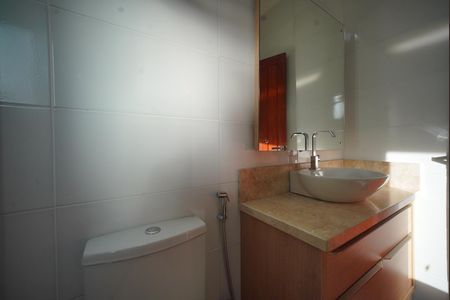 Banheiro da Suíte 1 de casa de condomínio para alugar com 3 quartos, 270m² em São João do Rio Vermelho, Florianópolis