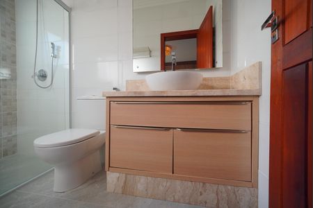 Banheiro da suíte 2 de casa de condomínio para alugar com 3 quartos, 270m² em São João do Rio Vermelho, Florianópolis
