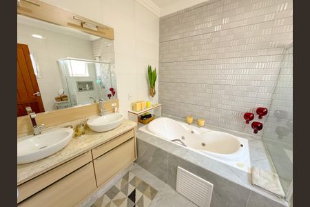 Casa para alugar com 270m², 3 quartos e 4 vagasBanheiro da Suíte 1