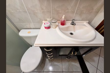 Apartamento à venda com 64m², 2 quartos e 2 vagasBanheiro da suíte