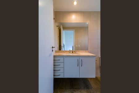 Apartamento para alugar com 245m², 4 quartos e 4 vagas Apartamento para alugar com 245m², 4 quartos e 4 vagasBanheiro