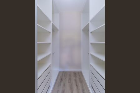 Apartamento à venda com 142m², 4 quartos e 3 vagas Apartamento à venda com 142m², 4 quartos e 3 vagasCloset