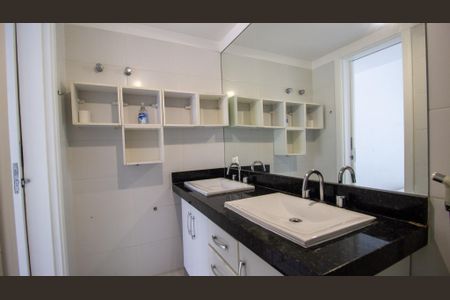 Casa de condomínio para alugar com 270m², 5 quartos e 3 vagas Casa de condomínio para alugar com 270m², 5 quartos e 3 vagasBanheiro da Suíte 1