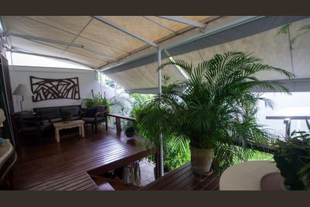 Casa de condomínio para alugar com 270m², 5 quartos e 3 vagas Casa de condomínio para alugar com 270m², 5 quartos e 3 vagasQuintal