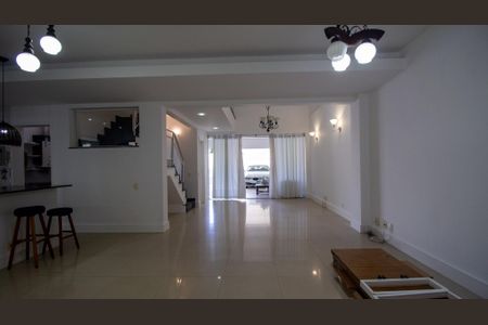 Casa de condomínio para alugar com 270m², 5 quartos e 3 vagas Casa de condomínio para alugar com 270m², 5 quartos e 3 vagasSala