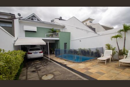 Casa de condomínio para alugar com 270m², 5 quartos e 3 vagas Casa de condomínio para alugar com 270m², 5 quartos e 3 vagasQuintal