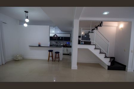Casa de condomínio para alugar com 270m², 5 quartos e 3 vagas Casa de condomínio para alugar com 270m², 5 quartos e 3 vagasSala
