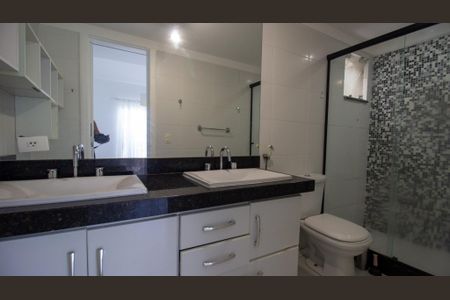 Casa de condomínio para alugar com 270m², 5 quartos e 3 vagas Casa de condomínio para alugar com 270m², 5 quartos e 3 vagasBanheiro da Suíte 1