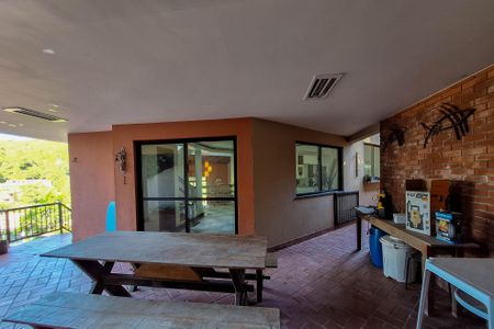 Casa de condomínio à venda com 180m², 4 quartos e 2 vagasQuintal