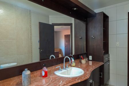 Casa de condomínio à venda com 180m², 4 quartos e 2 vagasBanheiro da Suíte 1