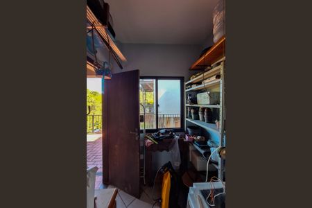 Casa de condomínio à venda com 180m², 4 quartos e 2 vagasOficina