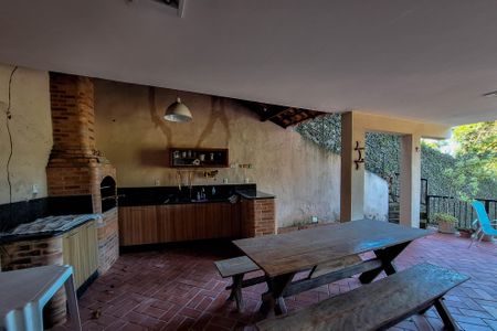 Casa de condomínio à venda com 180m², 4 quartos e 2 vagasQuintal