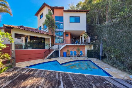 Casa de condomínio à venda com 180m², 4 quartos e 2 vagasQuintal