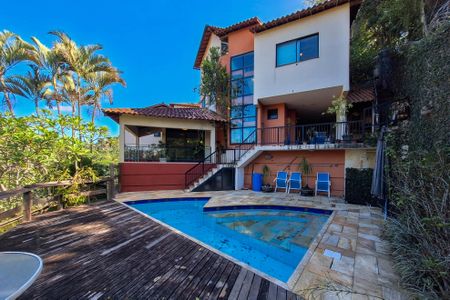 Casa de condomínio à venda com 180m², 4 quartos e 2 vagasQuintal