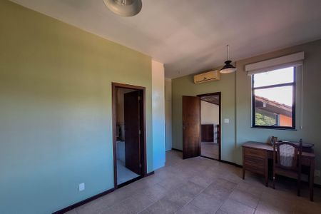 Casa de condomínio à venda com 180m², 4 quartos e 2 vagasSuíte 2