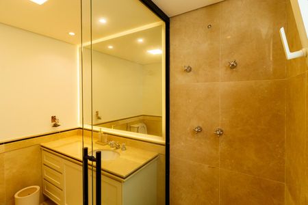 Casa à venda com 780m², 5 quartos e 7 vagasBanheiro da suíte 3