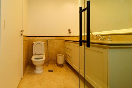 Casa à venda com 780m², 5 quartos e 7 vagasBanheiro da suíte 3