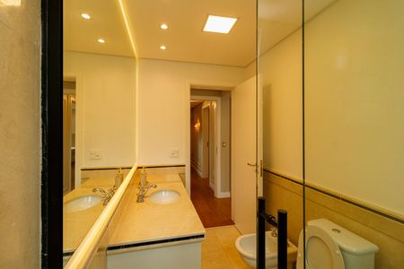 Casa à venda com 780m², 5 quartos e 7 vagasBanheiro da suíte 2