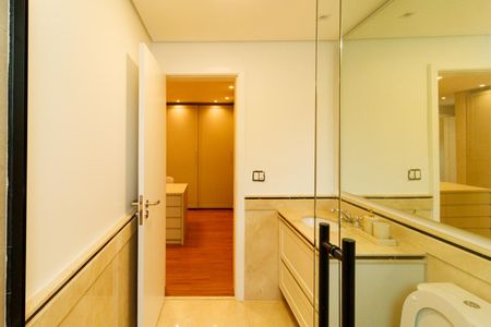 Casa à venda com 780m², 5 quartos e 7 vagasBanheiro da Suíte 2