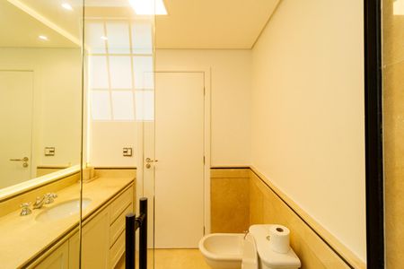 Casa à venda com 780m², 5 quartos e 7 vagasBanheiro da suíte 4