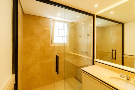 Casa à venda com 780m², 5 quartos e 7 vagasBanheiro da suíte 4