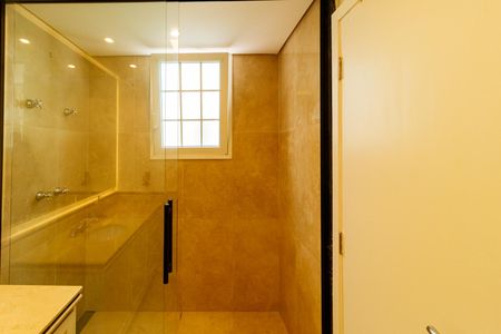 Casa à venda com 780m², 5 quartos e 7 vagasBanheiro da suíte 4