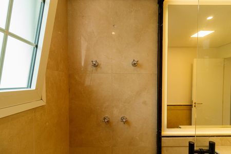 Casa à venda com 780m², 5 quartos e 7 vagasBanheiro da suíte 2