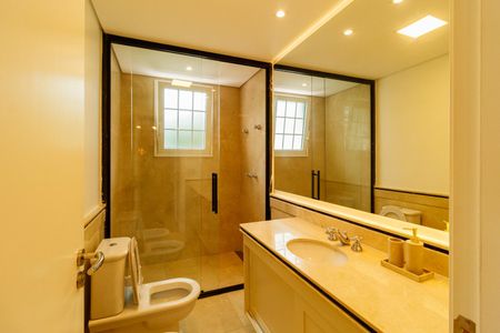 Casa à venda com 780m², 5 quartos e 7 vagasBanheiro da suíte 2