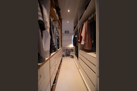 Casa à venda com 250m², 6 quartos e 2 vagas Casa à venda com 250m², 6 quartos e 2 vagasSuíte 2 - Varanda - closet