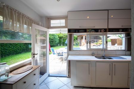 Casa à venda com 250m², 6 quartos e 2 vagas Casa à venda com 250m², 6 quartos e 2 vagasCozinha 1