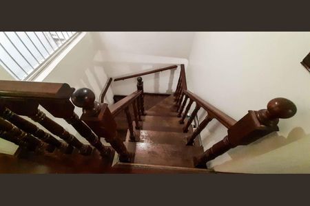 Casa para alugar com 232m², 3 quartos e 2 vagas Casa para alugar com 232m², 3 quartos e 2 vagasEscada