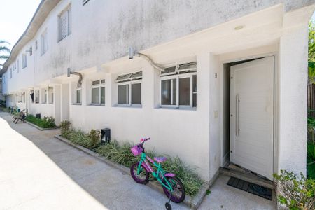 Casa de condomínio à venda com 77m², 2 quartos e 2 vagas Casa de condomínio à venda com 77m², 2 quartos e 2 vagasFachada