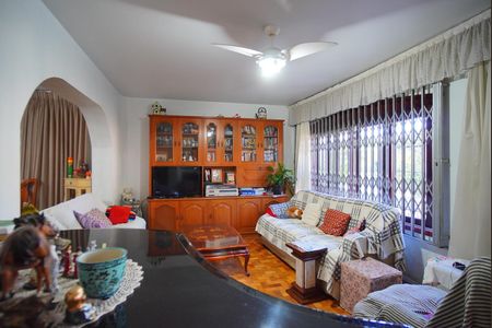 Casa à venda com 320m², 5 quartos e 6 vagasSala