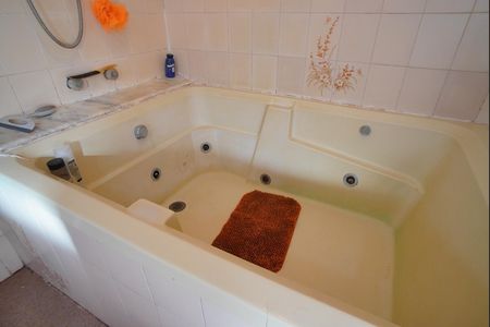 Casa à venda com 320m², 5 quartos e 6 vagasBanheiro da Suíte - Segundo Andar