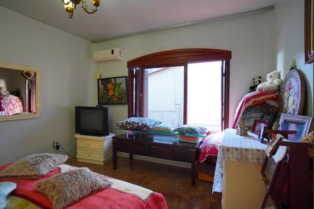 Casa à venda com 320m², 5 quartos e 6 vagasSuíte - Segundo Andar