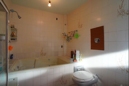 Casa à venda com 320m², 5 quartos e 6 vagasBanheiro da Suíte - Segundo Andar