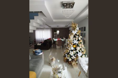 Casa de condomínio à venda com 230m², 4 quartos e 3 vagas