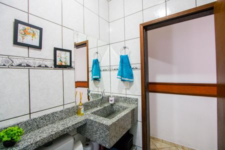 Casa à venda com 160m², 3 quartos e 2 vagasBanheiro social