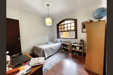 Casa à venda com 250m², 4 quartos e 4 vagas Casa à venda com 250m², 4 quartos e 4 vagasQuarto1