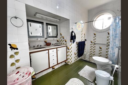 Casa à venda com 250m², 4 quartos e 4 vagas Casa à venda com 250m², 4 quartos e 4 vagasBanheiro Suíte