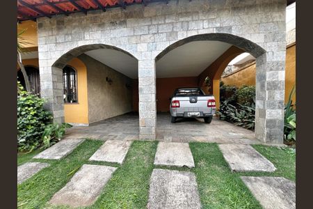 Casa à venda com 250m², 4 quartos e 4 vagas Casa à venda com 250m², 4 quartos e 4 vagasÁrea comum