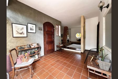 Casa à venda com 250m², 4 quartos e 4 vagas Casa à venda com 250m², 4 quartos e 4 vagasSala