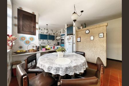 Casa à venda com 250m², 4 quartos e 4 vagas Casa à venda com 250m², 4 quartos e 4 vagasCozinha