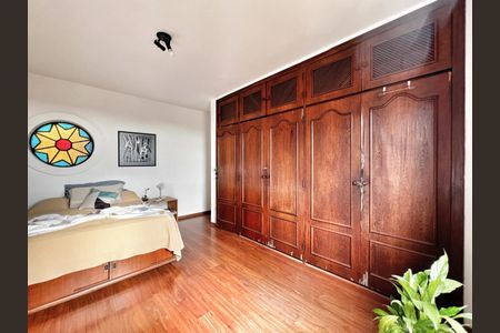 Casa à venda com 250m², 4 quartos e 4 vagas Casa à venda com 250m², 4 quartos e 4 vagasSuíte