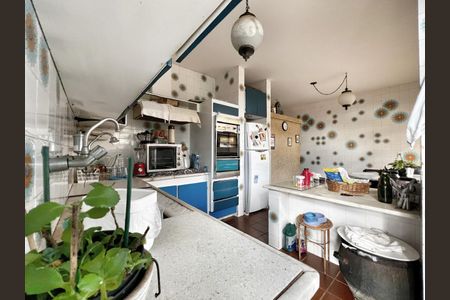 Casa à venda com 250m², 4 quartos e 4 vagas Casa à venda com 250m², 4 quartos e 4 vagasCozinha